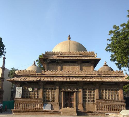 800px-Rani_Sipri's_Mosque_at_Ahmedabad._Gujarat_-_India-1